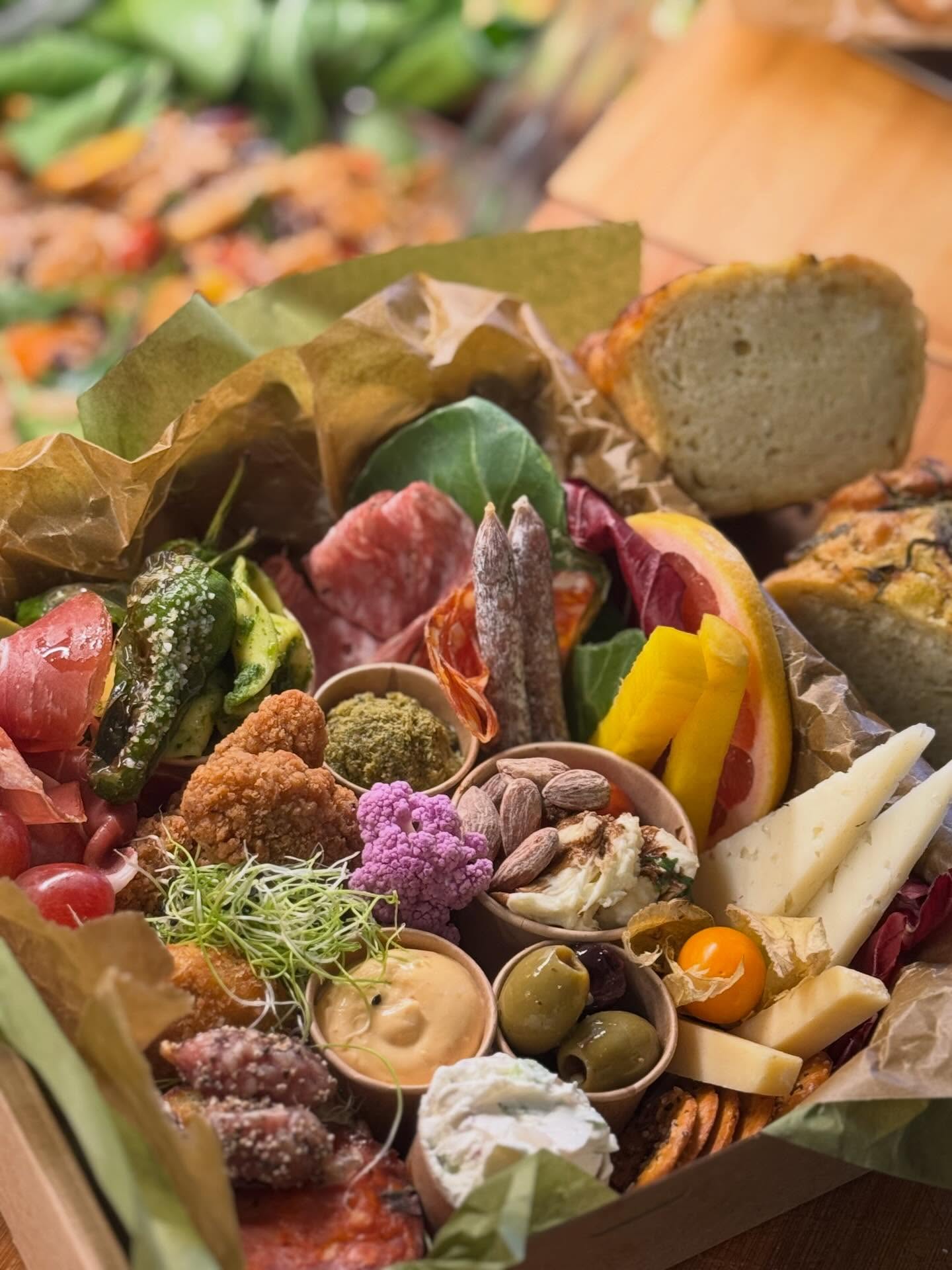 Detalje af grazing platter med mandler, oliven, hummus og ost