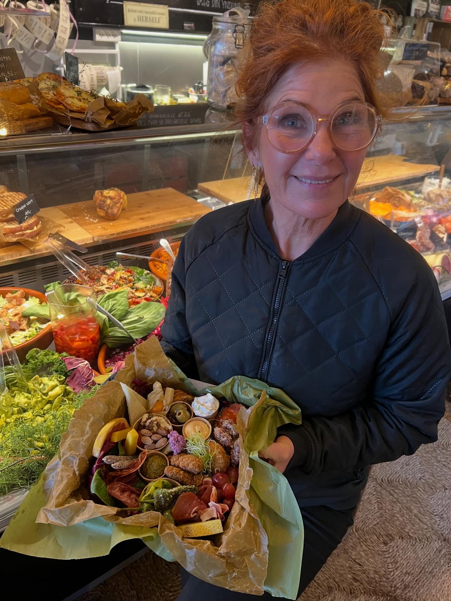 Indehaver af Alt i Mad med en frisklavet grazing bouquet